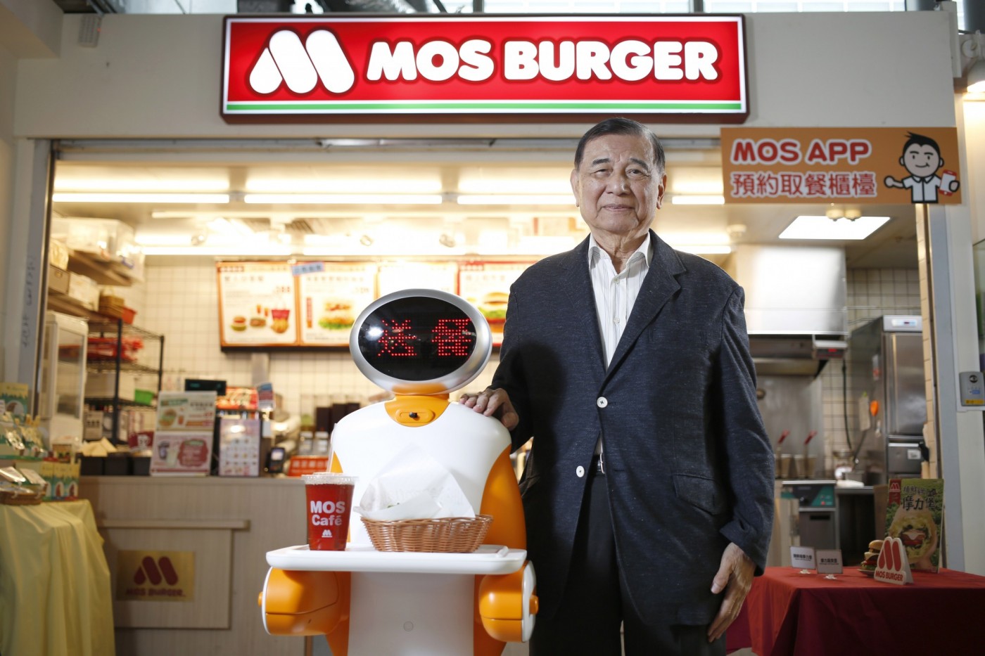引進送餐機器人、人造肉！一個做馬達起家的外行人，如何讓摩斯更強大？