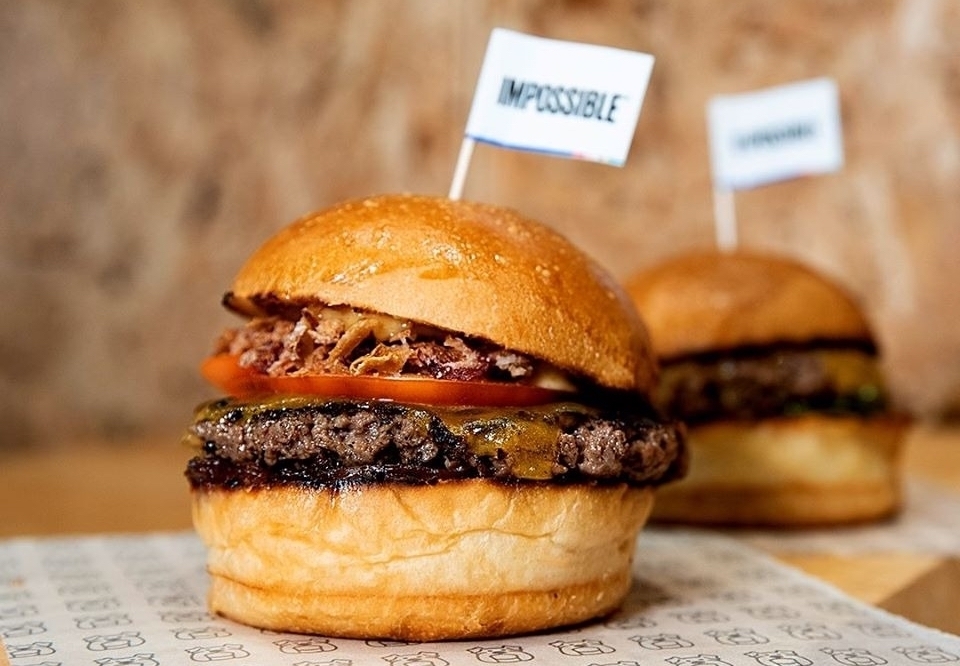 鮮肉替代品銷售飆218％！人造肉品牌Impossible Foods，無肉香腸已可供應全美餐廳